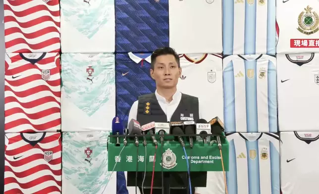 海關「鋼門」行動打擊與2026世界盃賽事有關之冒牌貨物活動，檢獲24萬件懷疑冒牌物品，市值1.59億元，拘捕13人。fb影片截圖
