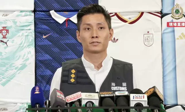 海關「鋼門」行動打擊與2026世界盃賽事有關之冒牌貨物活動，檢獲24萬件懷疑冒牌物品，市值1.59億元，拘捕13人。fb影片截圖