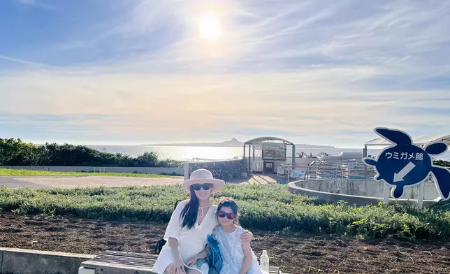 張美妮近日和囡囡去了沖繩旅行。