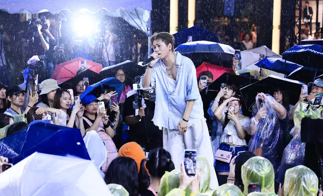 蕭景鴻於小舞台與歌迷淋雨感動獻唱《Love Song》。