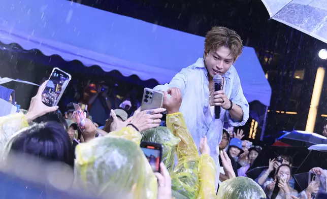 下雨天也不怕！蕭景鴻近距離與歌迷互動。