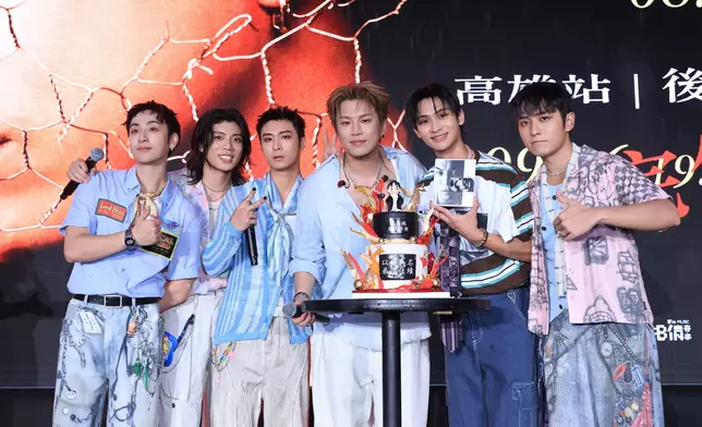 FEniX驚喜現身送蛋糕，向崇拜的前輩阿弟祝福告白。