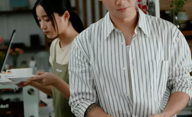 MV中Stanley化身咖啡店老闆，見證老夫婦生離死別等溫暖故事。
