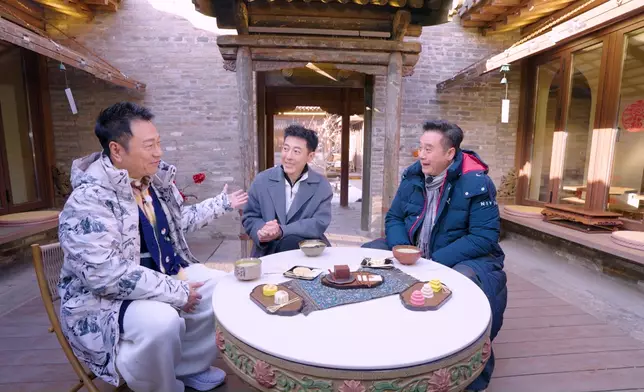 祥哥、呂頌賢與麥包以茶代酒。