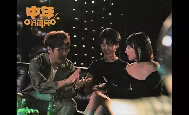 旭培找來劉曉昆（中） 和曹越任MV女主角。