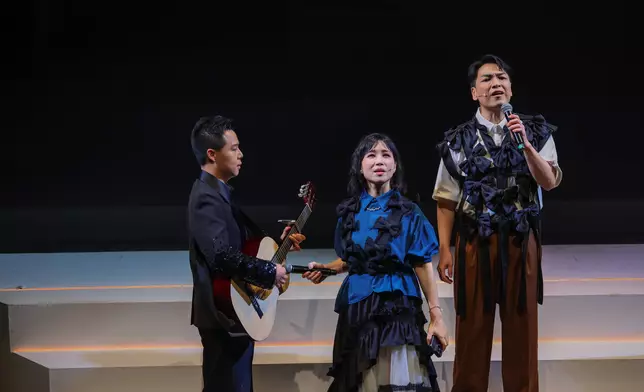 二人將熱話「向後bye」融入演出，又唱又演笑料百出。