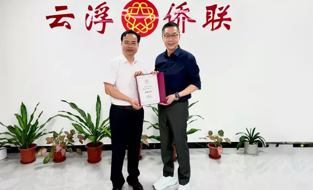 馬浚偉接受「雲浮市僑聯第五屆委員會榮譽主席」名銜。