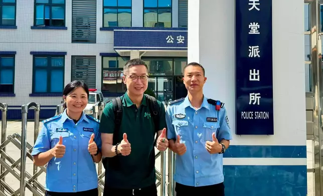 馬浚偉到訪新興縣天堂派出所。