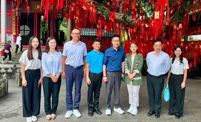 馬浚偉（左2）與關麗雯（左3）到訪新興縣人民醫院舊院區，深入瞭解舊院區改建養老服務設施計畫。