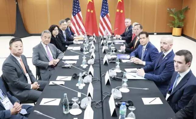 外長王毅在馬尼拉與美國國務卿魯比奧會面。外交部網站圖片