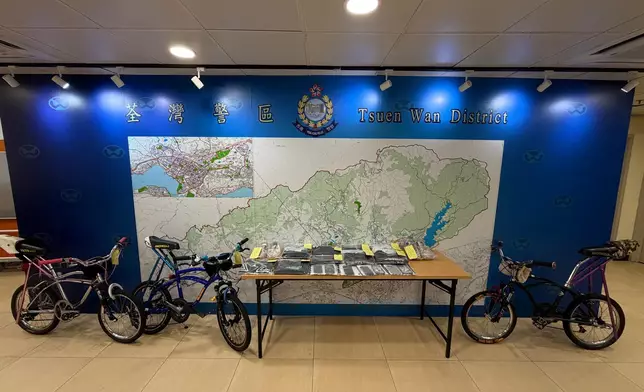 警方檢獲多部單車等證物。