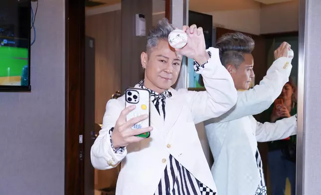 陳傑憲「有球必應」送上簽名棒球。