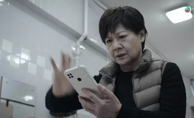 無論係碌手機手勢抑或「渣佛屎」呢個稱呼，都令羅冠蘭飾演嘅清姐更 加入型入格。
