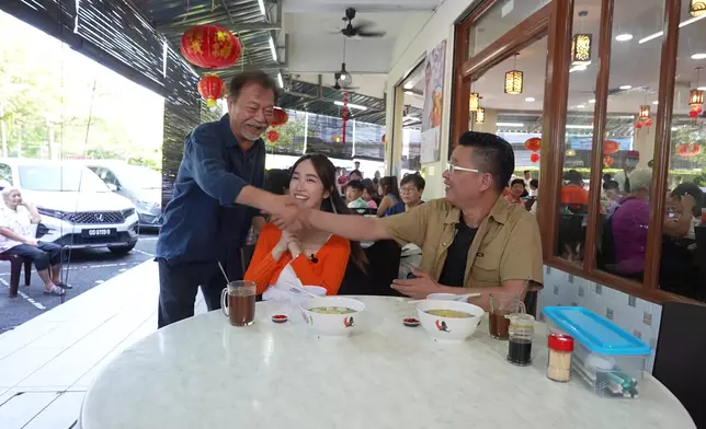 阿燦以不經意的方式出場。