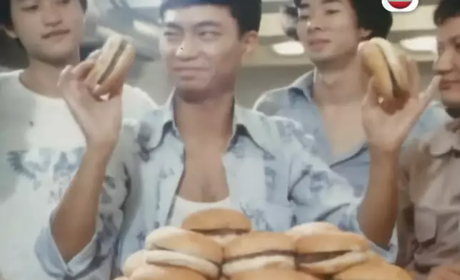 阿燦在《網中人》狂吃漢堡包成名。