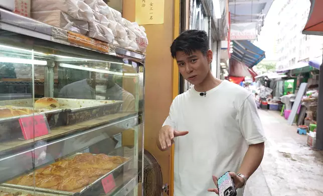 行仔慕名來試蛋撻。