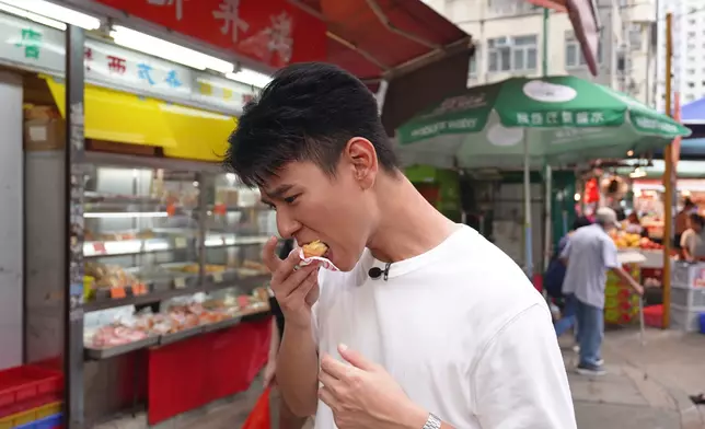 行仔慕名來試蛋撻。