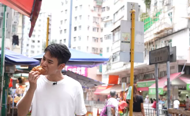 行仔慕名來試蛋撻。
