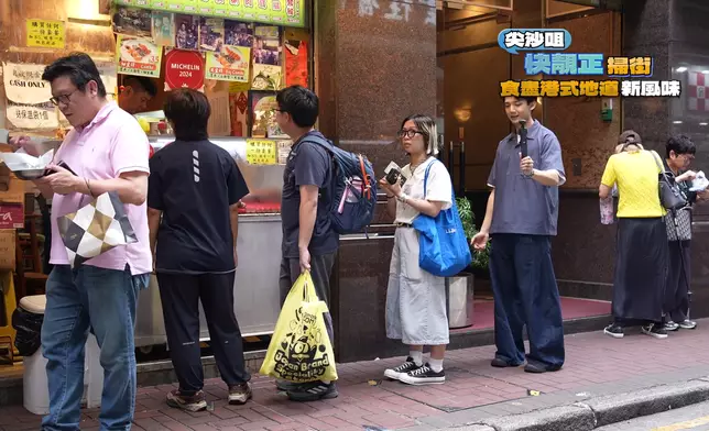 Arthur、波波到尖沙嘴掃街。