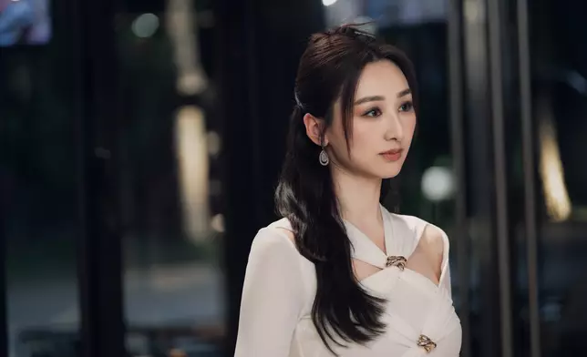 高Ling劇中造型多變，女強人Look更加是靚爆鏡。