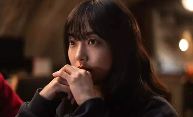 鄭進灣將聯手姪女鄭智安（金慧埈 飾）展開反擊。Disney+圖片