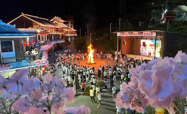 「大屏上」入夜後有篝火晚會，氣氛熱鬧。巴士的報記者攝