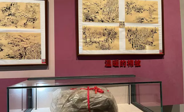 紅軍送棉被予苗族產婦。巴士的報記者攝