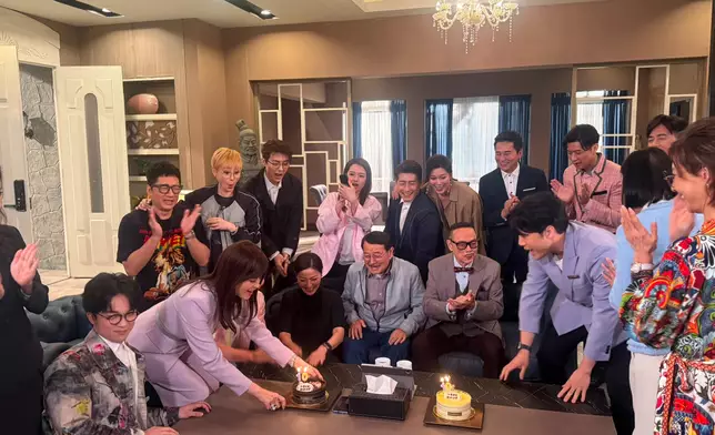 樊亦敏同陳浚霆捧出蛋糕慶祝劇集煞科。
