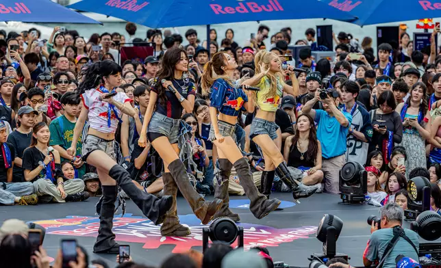 在高手雲集的專業舞者面前跳唱《BABY Savage》及《FOMO》，現場反應熱烈。