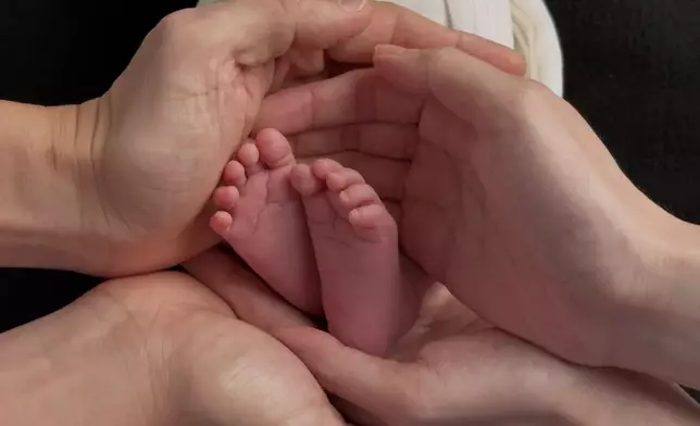 她分享夫妻捧着BB腳丫的溫馨照，胡宇威亦稱收到「沒能超越與取代的禮物」。