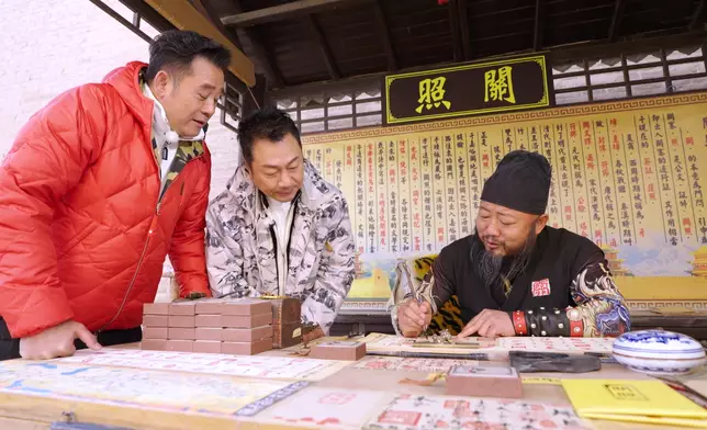 二人取「關照」帶大家去河西酒廊最大紅酒生產地參觀。