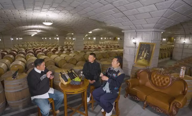 二人親身感受古人「葡萄美酒夜光杯」意境。
