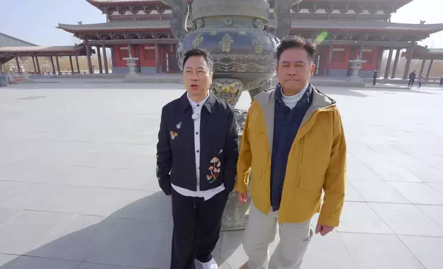 二人喺雷音寺「戲癮大發」。
