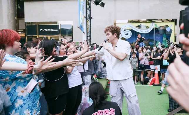 蕭景鴻相當親民，下台與歌迷互動、自拍。