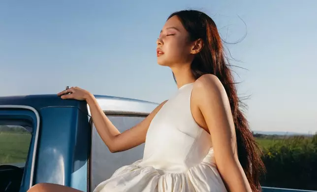 《Less than a Lover》由Jennie親自創作。唱片公司提供圖片