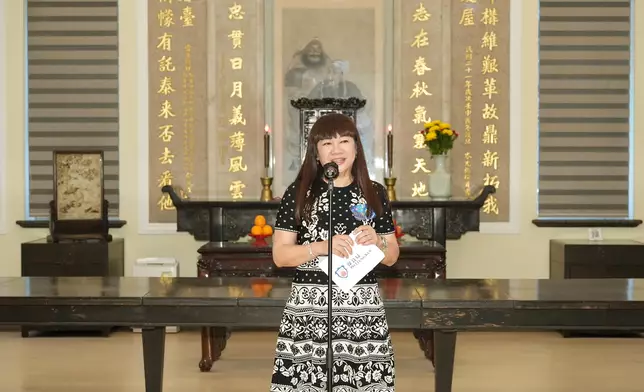 保良局主席譚毓楨博士感謝歌手及贊助商代表參與義工服務，以實際行動支持公益。