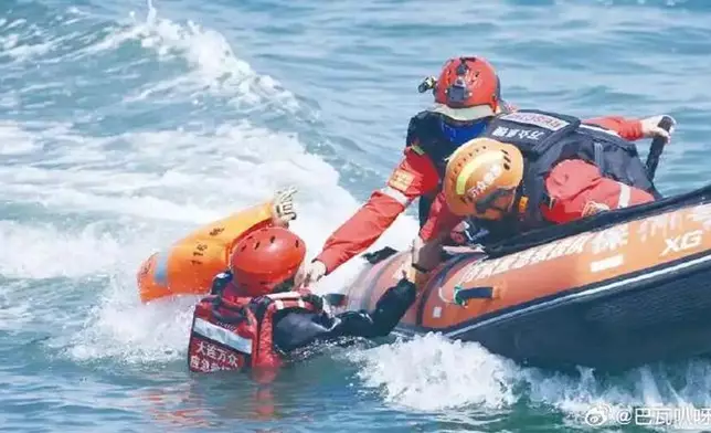 一艘越南籍船隻在南沙永暑礁附近海域沉沒，中方至今救起45人。微博圖片
