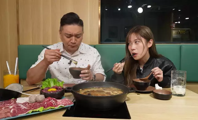 葉師傅跟波波用雞煲打邊爐。