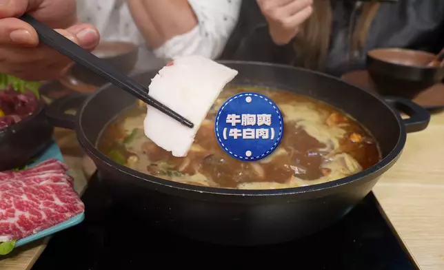 葉師傅跟波波用雞煲打邊爐。