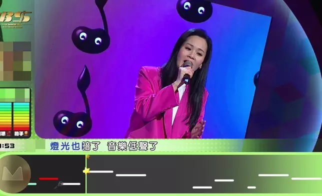 Connie一邊唱一邊手打拍子。