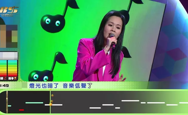 Connie一邊唱一邊手打拍子。