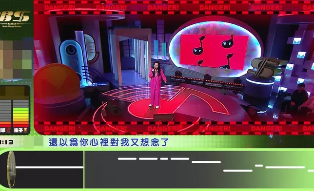 Connie一邊唱一邊手打拍子。