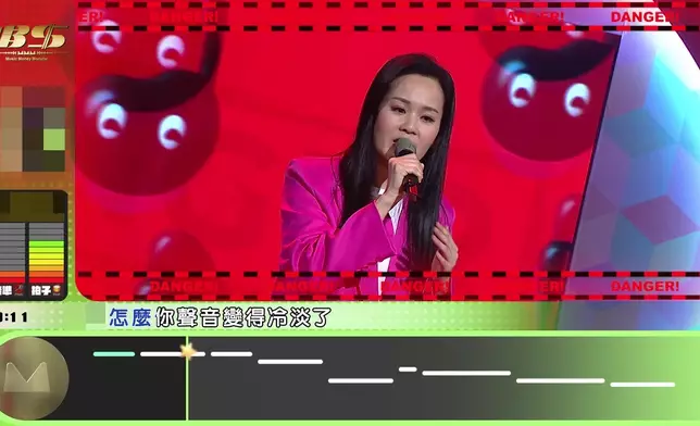 Connie一邊唱一邊手打拍子。