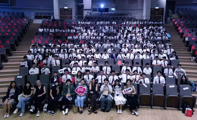 文化平台【電笠】第四季《人人和音 School Tour》最終回邀得盧慧敏（Amy）及藍奕持（Lester）到訪拔萃男書院。