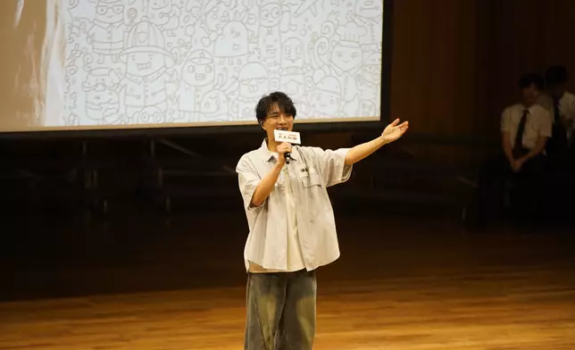 Lester首次踏足香港校園感新奇，鼓勵同學趁年輕多嘗試，只要夠鍾意自然抽到時間去做。