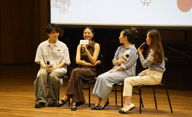 兩人台下與師生互動，場面輕鬆愉快。