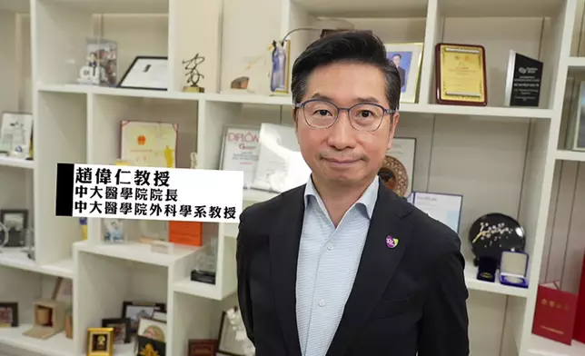 趙偉仁教授帶譚俊彥及梁凱晴入手術室，直擊腹腔鏡部分胃切除術連淋巴切除術過程。