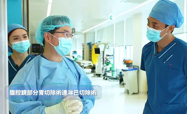 趙偉仁教授帶譚俊彥及梁凱晴入手術室，直擊腹腔鏡部分胃切除術連淋巴切除術過程。