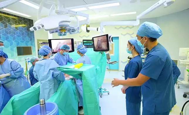 趙偉仁教授帶譚俊彥及梁凱晴入手術室，直擊腹腔鏡部分胃切除術連淋巴切除術過程。
