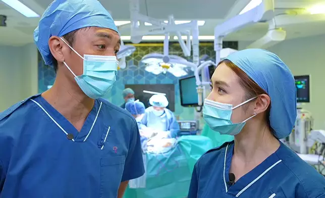 趙偉仁教授帶譚俊彥及梁凱晴入手術室，直擊腹腔鏡部分胃切除術連淋巴切除術過程。